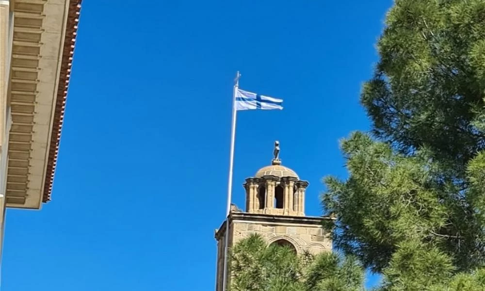 Η σημαία των Κυπρίων του 1821 κυματίζει στους ναούς της Λευκωσίας